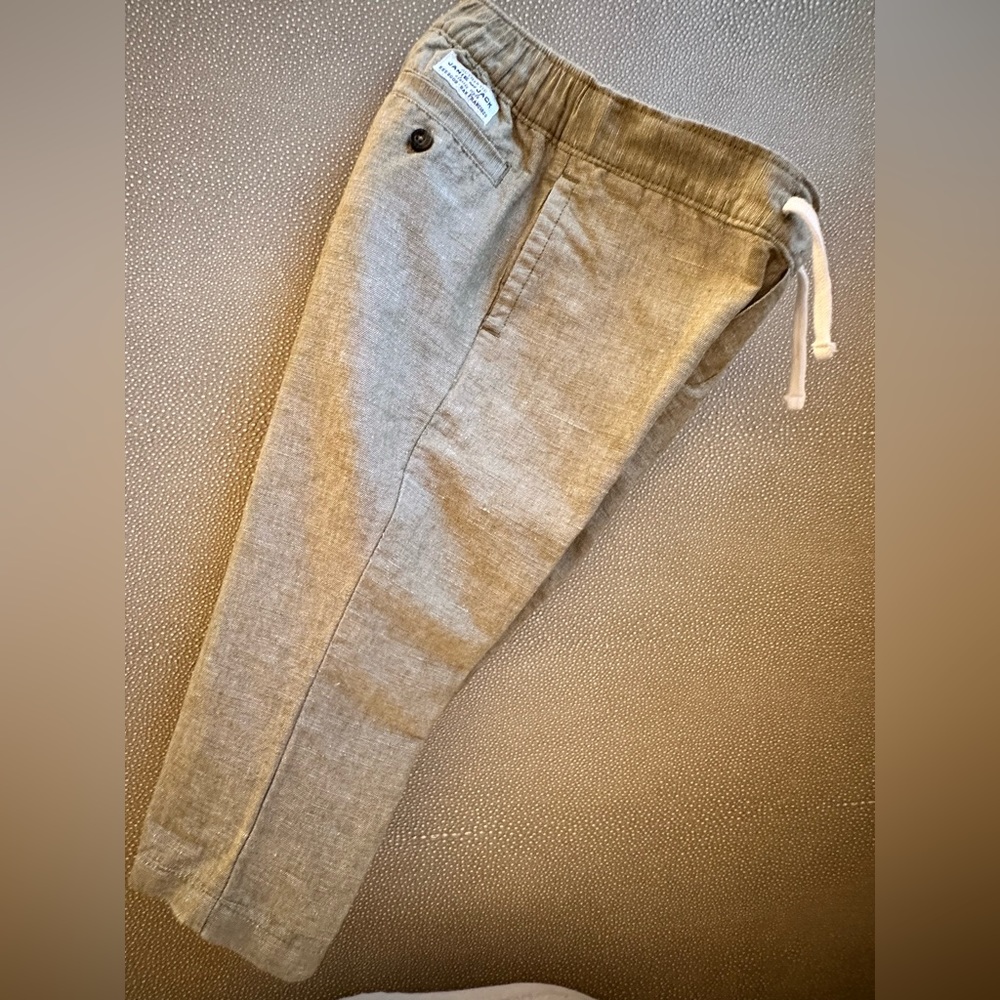 Lightly worn, zero stains or damage. Look new, great staple pant.